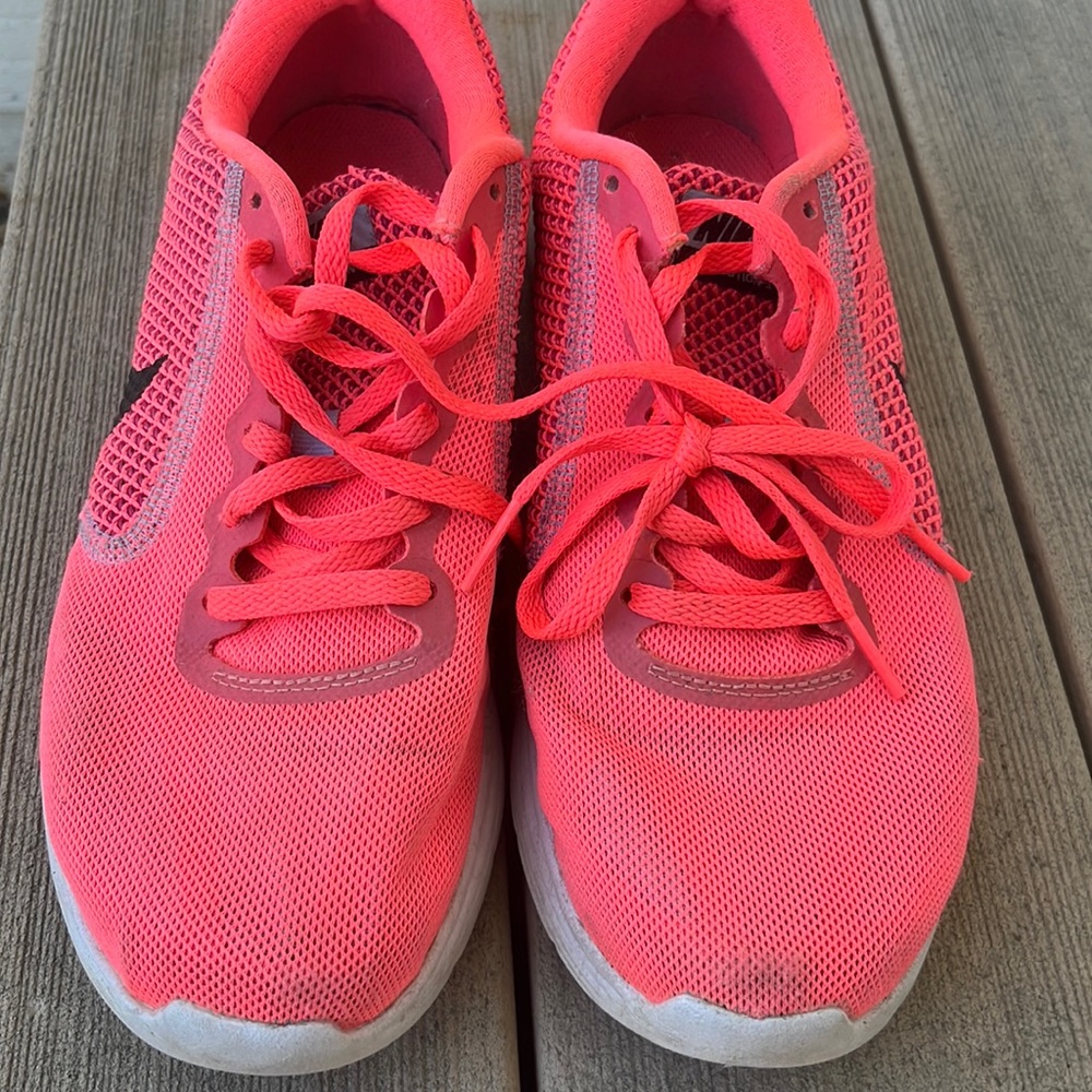 Women’s hot pink Nike shoes
